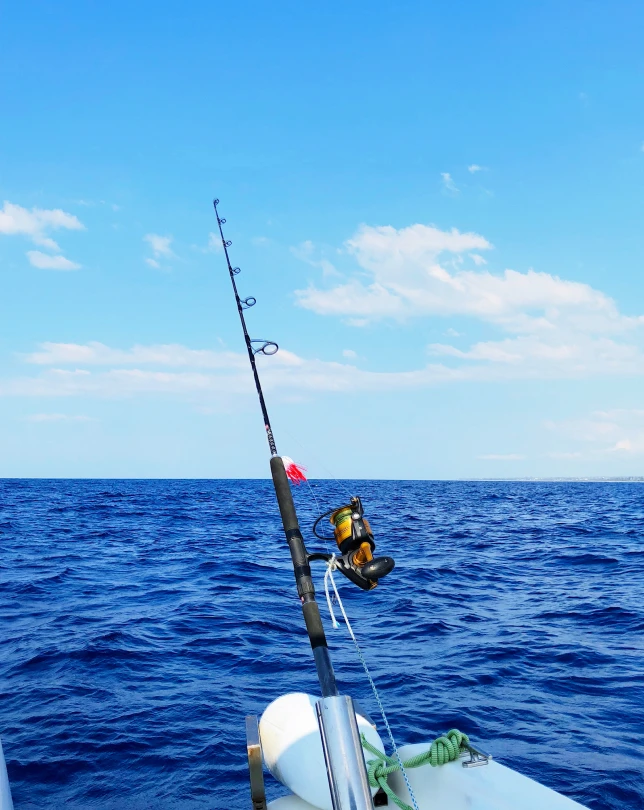 Equipo de pesca preparado sobre una embarcación