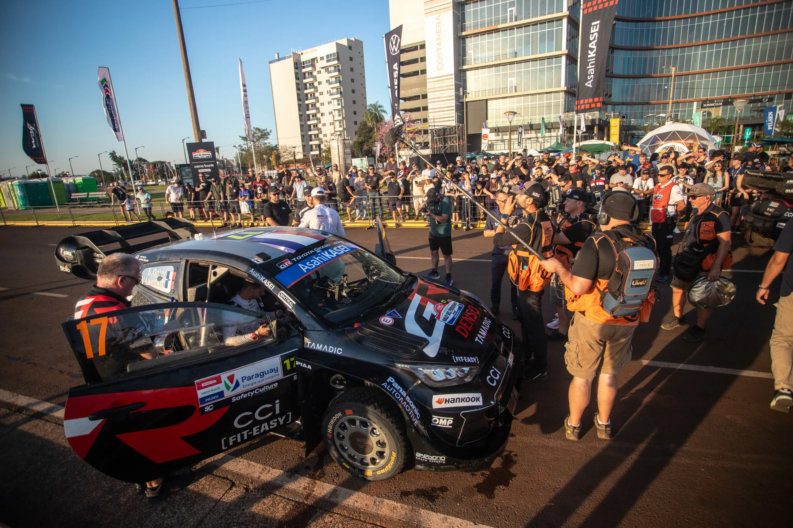 Público rodeando un auto del WRC en Encarnación durante 2025